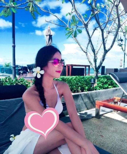 马景涛前妻吴佳尼豪华游艇炫身材,大胆挑战吊带泳衣