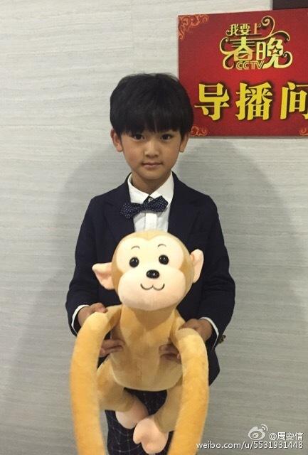 组图:《上春晚》萌娃周安信晋级 抱萌猴显帅气_高清