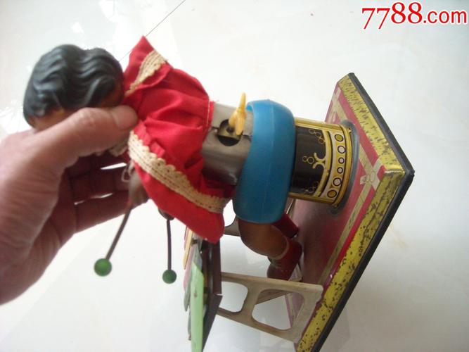 60年代玩具:穿裙子敲琴的小女孩(裙子可以脱下来,底座和身子是铁皮的)