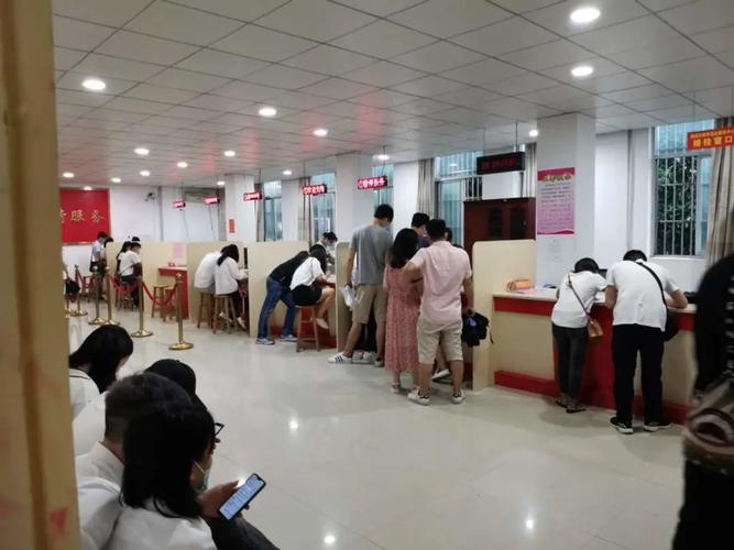 在贵港市港南区民政局排队的新人.