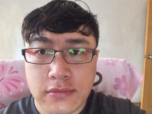 我的头发又软又西~还瘫~做过拉直,贴在头皮上我可讨厌了~做过蓬松