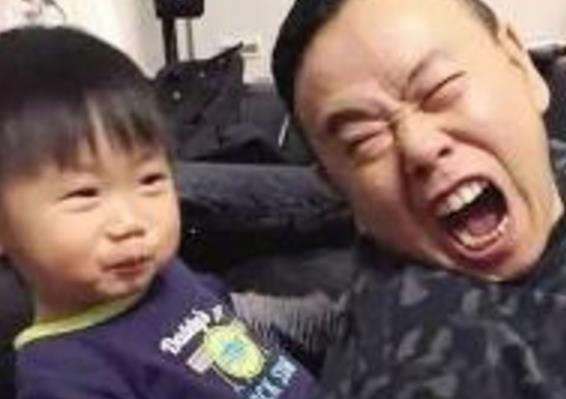 潘长江与孙子潘长江,当之无愧的春晚"钉子户",给大家带来了很多欢乐