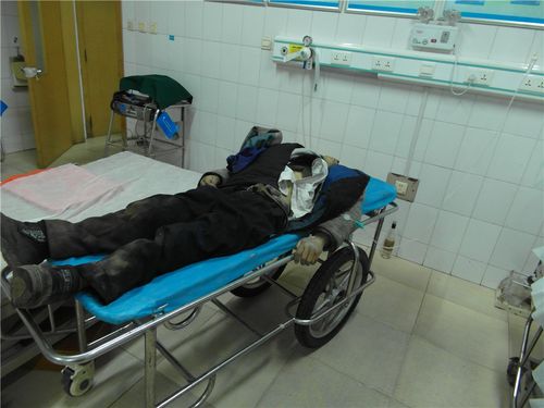 在医院抢救时的被撞老人.