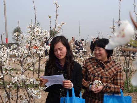 太和县诗词学会到界首"梨花节"采风