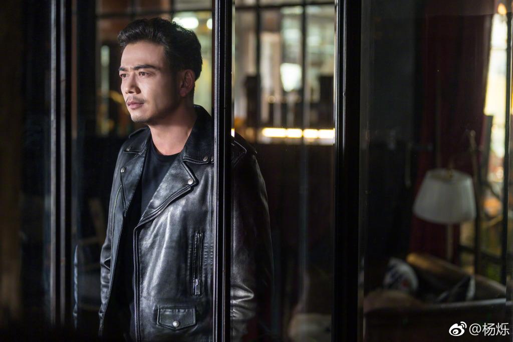 35岁的杨烁华丽转变摇滚风格,风流倜傥,网友:怎么感觉老了呢?