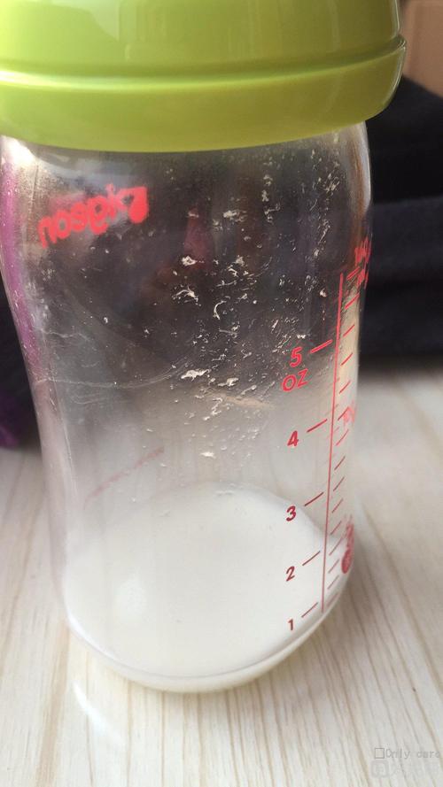挤出来的母乳放冷藏室几个小时后加热了有白