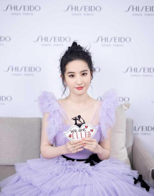 刘亦菲回国营业太高调,穿紫色高定礼服裙小露身材,高级又养眼