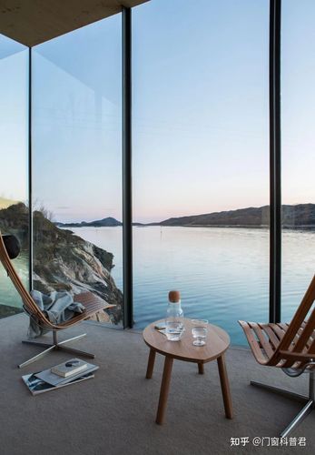不管是繁华都市中央,还是远离喧嚣的乡村里,一块超大玻璃的落地窗