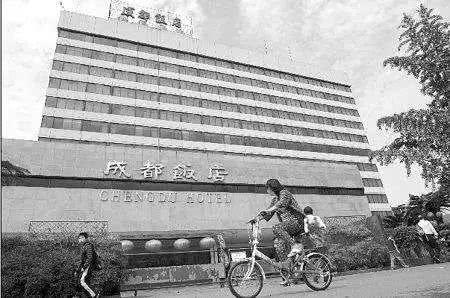 成都老照片丨成都这些繁华地标,在黑白照片中都是另一幅模样