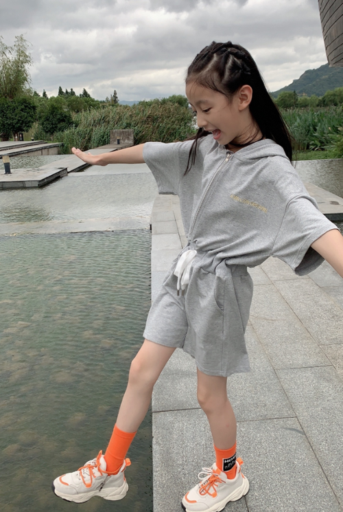她就是裴佳欣啦,不知道你们是否能将她认出来呢?