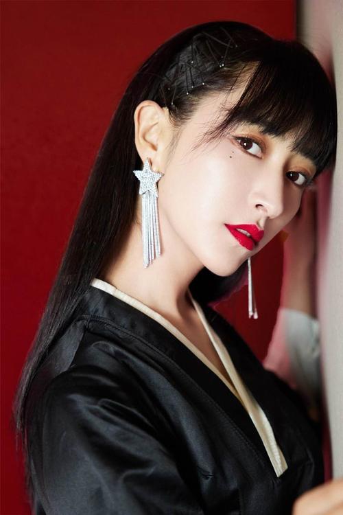电影 影坛快讯   26日晚,黑牡丹的扮演者曲尼次仁身着一袭黑色藏服