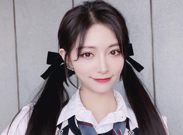 鞠婧祎许佳琪旧合照被扒,许佳琪好青涩,但鞠婧祎差点就认不出!