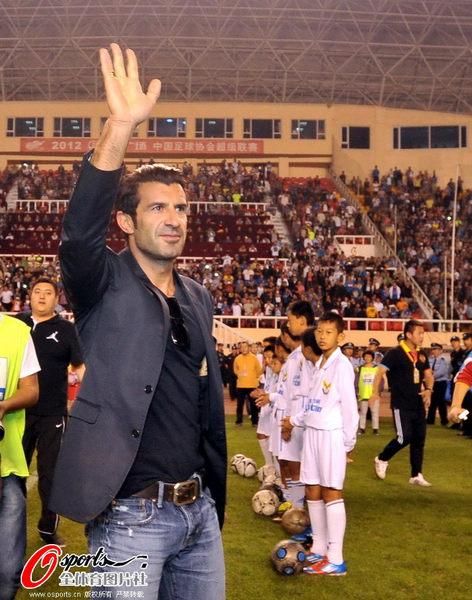 幻灯菲戈大连观战中超与小球员握手亲切合影