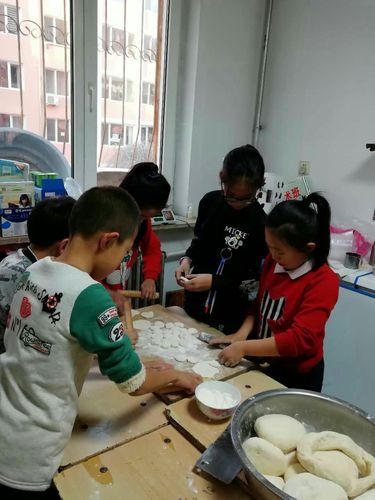 红山区第十七小学四年二班走进春节-食俗-包饺子实践活动纪实.