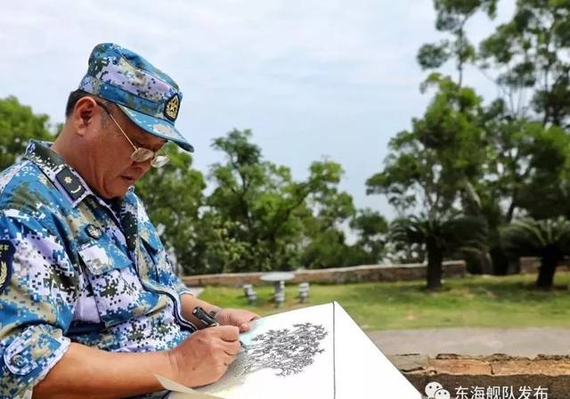 了一个临时产房 为孕妇遮风避雨 场面感人至深 可石照东说在基层部队