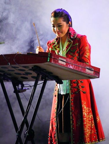 女子十二乐坊成员孙莉莉扬琴舞台瞬间