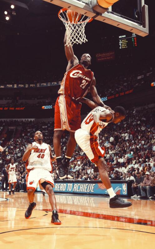 詹姆斯评自己的扣篮照:不知道他到底在想什么