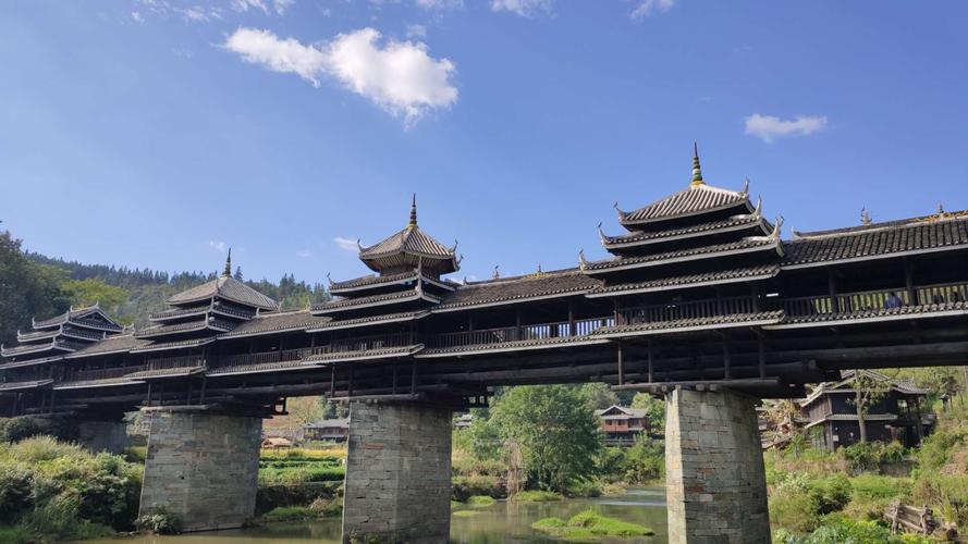 这里的建筑风格都是保持着侗族独有的民族特色,最出名的应该是风雨桥