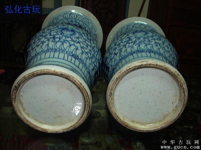 青花缠枝莲喜字花斛一对