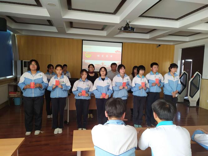 高擎五四旗帜,抒写奋斗青春 唐山市第四十五中学召开团校开学典礼