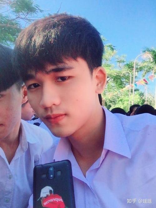 我去越南旅游遇到的一个高中生,很喜欢他,但是他太小了,哈哈