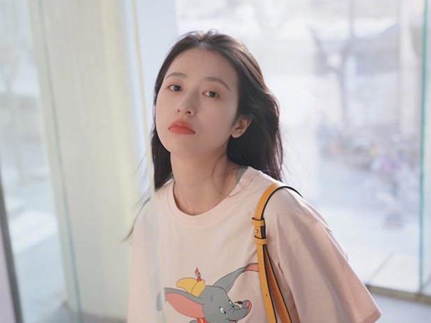 童星身份出道的周雨彤除了儿时出演的儿童魔幻电影《巴啦啦小魔仙大