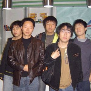 2006年当时还没有cf,但三井已经和他的小伙伴在网吧开始玩fps游戏