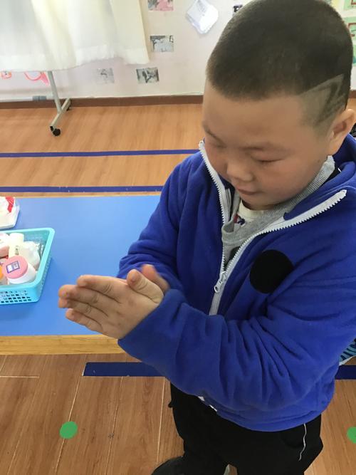 大一班小朋友擦香香啦!