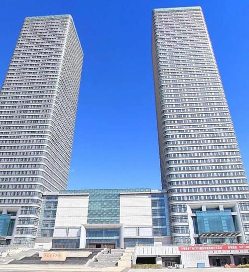 19万平方米,总投资约15亿元的包头国际金融文化中心,是集金融,商业