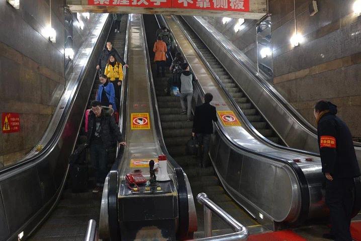 皇冠大扶梯又名两路口大扶梯,连接了两路口和重庆站,是重庆特色交通之