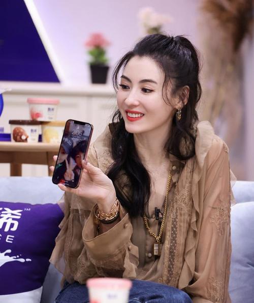 被张柏芝的花样编发惊艳,简单时髦好上手,清爽减龄好适合夏天