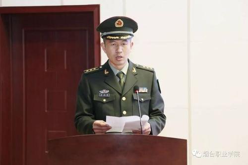 烟台警备区莱山区人民武装部部长任成钢宣读入伍命令