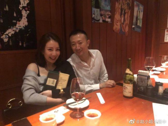 赵若虹和那多庆祝结婚九周年晒出结婚旧照夫妻二人越长越像了