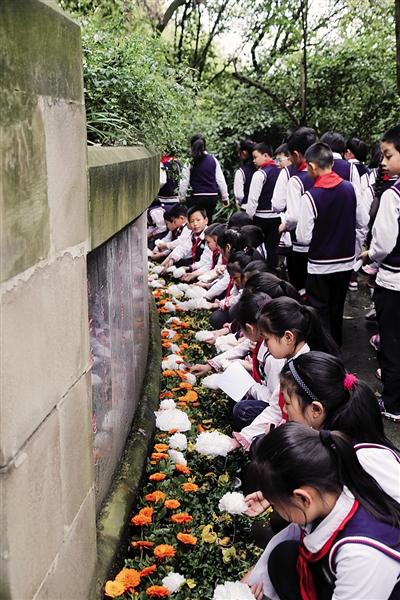 金剑小学组织扫墓活动,缅怀先烈.