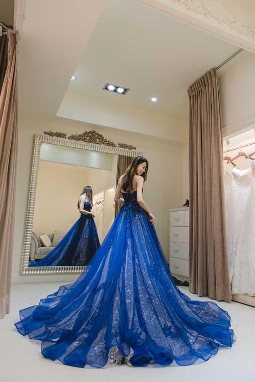 独特星空蓝晚礼服,美的要出人命