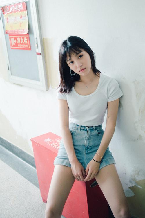 长发大眼美女楼梯口美腿诱惑写真