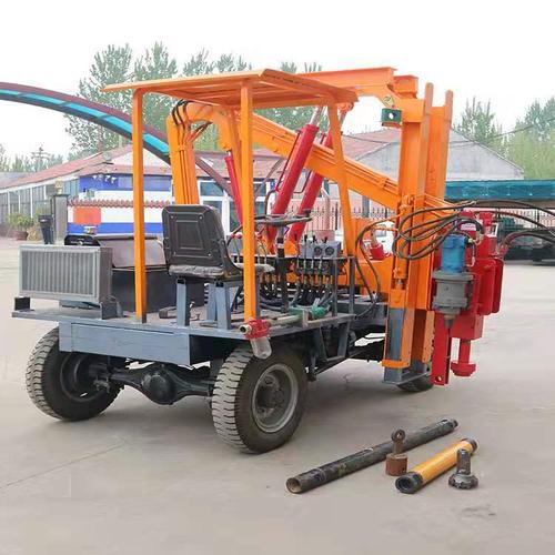 高速公路液压配置波形护栏钻孔机小型护栏打桩机小四轮打拔一体机