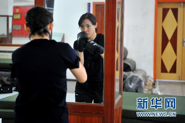 特警潘琴正在进行散打训练(7月7日摄).