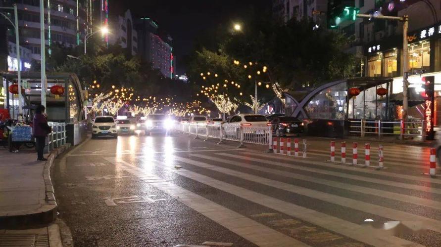 亮丽迷人的夜景更加增添了过年的气氛