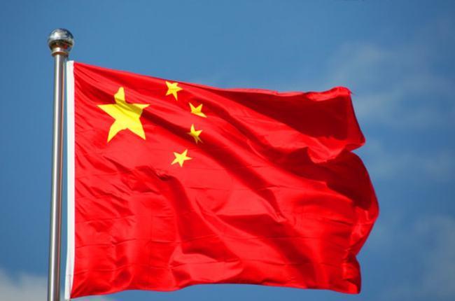 五星国旗冉冉升起,伴随着"起来,不愿做奴隶的人们. .