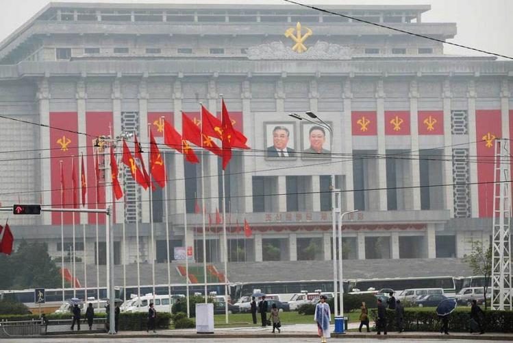 朝鲜劳动党七大开幕街头挂满党旗