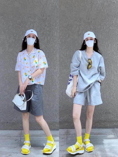 袜子的选择上,也要多融入整体风格;像图上这种蕾丝边短袜和凉鞋的搭配