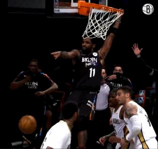 此时欧文没有像往常一样秀"手活儿"拉杆上篮,而是秀了一把弹跳,完成