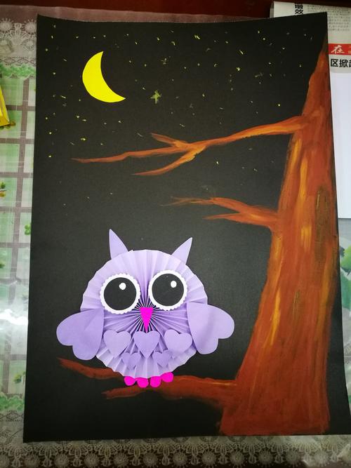 用油画棒在背景卡纸上画出树干和树枝,并把猫头鹰粘贴到合适的位置.