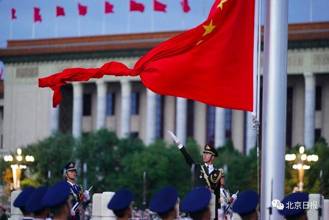 金水桥6时06分 城楼吹响升旗号角 升国旗仪式正式开始看五星红旗冉冉