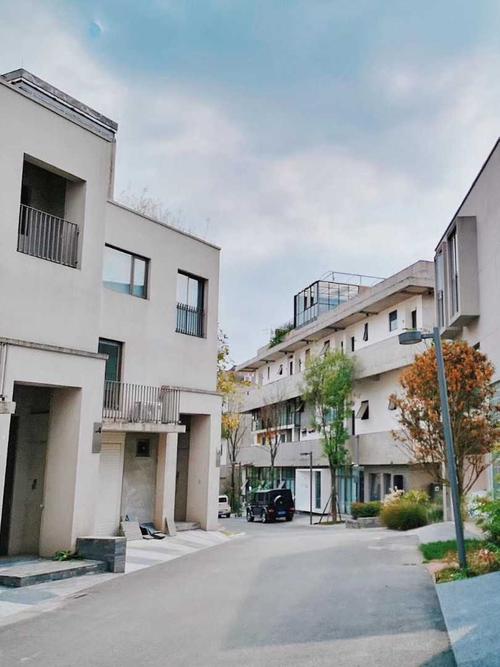 成都一个像浅水湾的富人区蓝顶艺术区