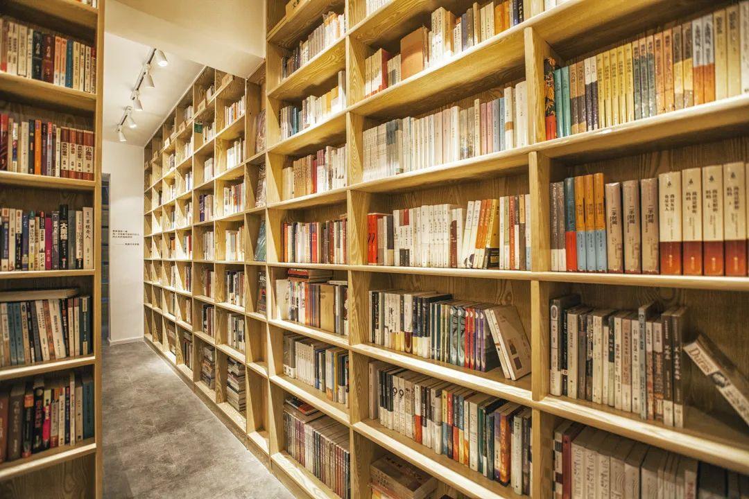 即便如此,这家新书店装修和进书,仍让廖宇耗尽了全部积蓄,还贷款40
