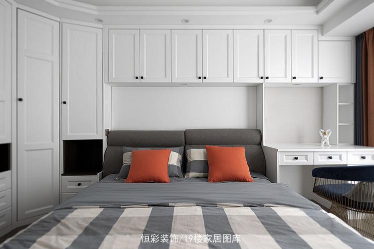 白色吊柜集合了书桌 衣柜 床头柜设计,方便使用,转角弧形柜体设计更加