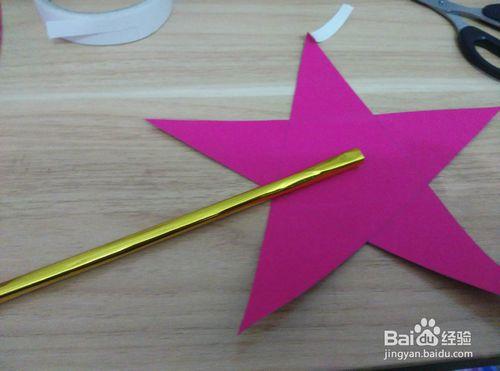 手工/爱好 > 手工艺 1 在两张不同颜色的卡纸上各画一个五角星,一个