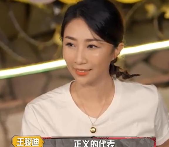 孙红雷的老婆王骏迪晒闺女相片,母女一起来看展